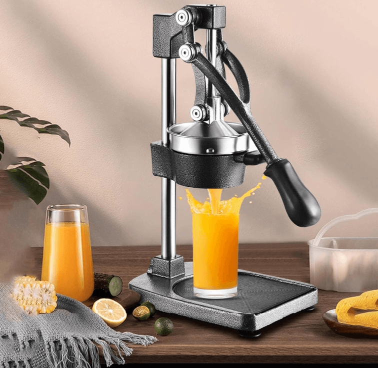 KRD HR1258 manual fruit juicer extractor with fresh juice pouring into a glass, ideal for citrus fruits.